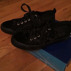 Black velvet low top sneakers